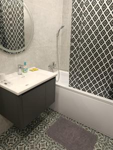 Et badeværelse på Уютная квартира в центре! + 3 billeder