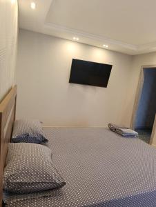 En eller flere senge i et værelse på Уютная квартира в центре!