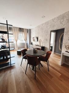 a living room with a table and chairs at VB's Luxury Flat in Rome