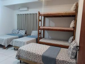 アキダウアナにあるRancho Radicalの二段ベッド3台とソファが備わる客室です。 +37枚の写真