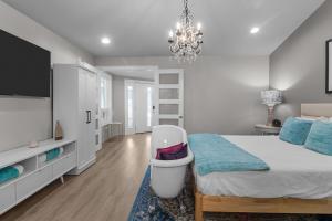 Postel nebo postele na pokoji v ubytování Suite 3 Renovated Dwtn WB Steps to Beach