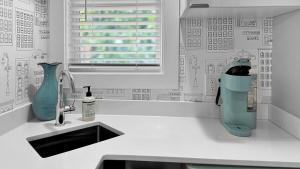 Η κουζίνα ή μικρή κουζίνα στο Newly Renovated The American Hotel Breakfast at Tiffany's Suite +21 φωτογραφίες