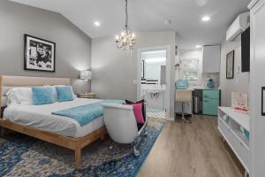 Η κουζίνα ή μικρή κουζίνα στο Newly Renovated The American Hotel Breakfast at Tiffany's Suite