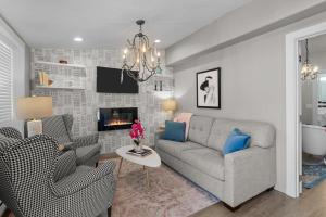 Χώρος καθιστικού στο Newly Renovated The American Hotel Breakfast at Tiffany's Suite