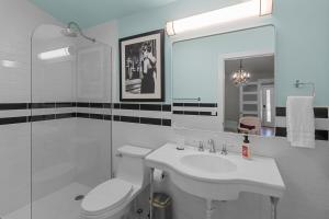 Koupelna v ubytování Suite 3 Renovated Dwtn WB Steps to Beach + 11 fotografií