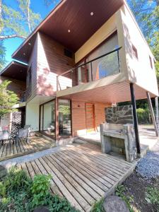 Ketrawe Townhouse في بوكون: منزل مع شرفة كبيرة مع موقد