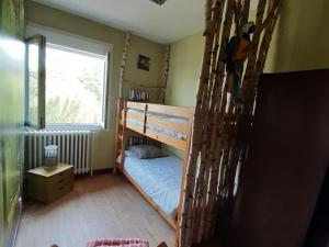 Postel nebo postele na pokoji v ubytování Location paisible: gîte familial avec balnéo, cuisine équipée et départs VTT, à proximité de Gérardmer - FR-1-589-331