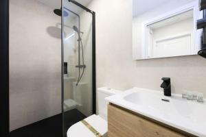 une salle de bain avec un lavabo et une douche dans l'établissement Habitaciones San Bernardo, à Madrid 92 autres photos