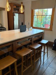 cocina con encimera con taburetes y fregadero en Old Palace Lane Richmond, en Richmond