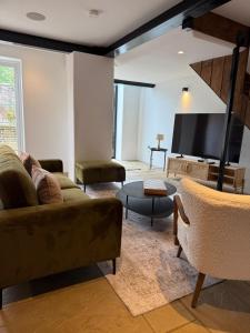 Una sala de estar con un sofá y un televisor de pantalla plana. en Old Palace Lane Richmond, en Richmond