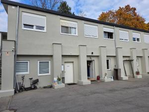 een groot wit gebouw met veel ramen bij CityCube Apartment in München