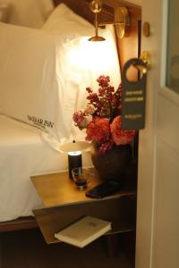 ティラナにあるBazaar Inn Hotelの花瓶付きテーブル +87枚の写真