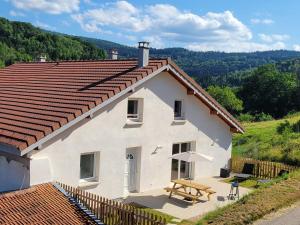La Croix-aux-MinesにあるGîte familial à La Croix-aux-Mines avec entrée privative - FR-1-589-826の白い家