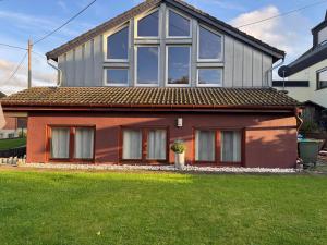 een huis met een groen gazon ervoor bij Cozy apartment in Sankt Goar +19 foto's