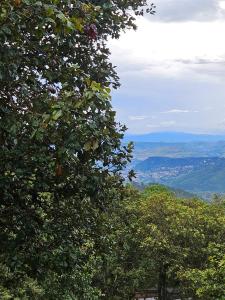 vista sulle montagne da due alberi di Santa Lucia Bed&Breakfast a Santa Lucía