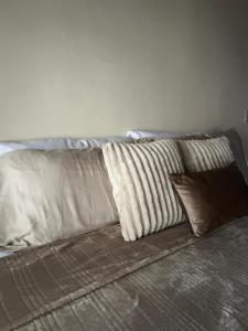 un letto con due cuscini sopra di Santa Lucia Bed&Breakfast a Santa Lucía