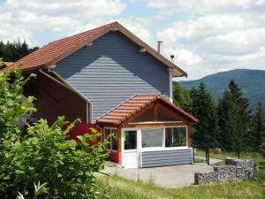a small house with a porch and a window at Maison indépendante avec jardin, terrasse et cheminée à Saulxures-sur-Moselotte - FR-1-589-339 in Saulxures-sur-Moselotte