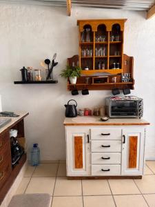una cocina con encimera y microondas en Gentle Snooze Inn, en Britstown