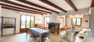 ein Wohnzimmer mit Tisch und Kamin in der Unterkunft Le Jardin de Lucette in Le Rouret