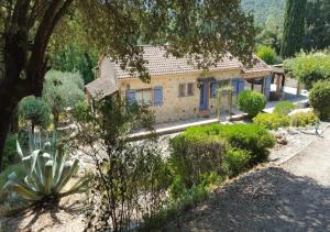 a house in the middle of a garden at Villa du petit Prince in Le Thoronet