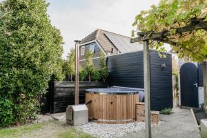 a hot tub in the backyard of a house at Vakantiehuisje met ruime tuin en hottub in Ouddorp