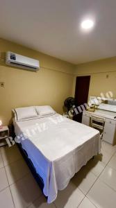 une chambre d'hôpital avec un lit et un radiateur dans l'établissement Apartamento para COP 30, à Ananindeua