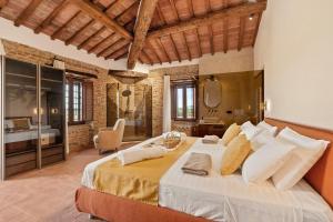 ein Schlafzimmer mit großem Bett und ein Badezimmer in der Unterkunft Villa Antico Tabaccaio - Luxury Farmhouse in Umbrian Countryside in Panicale + 48 Fotos
