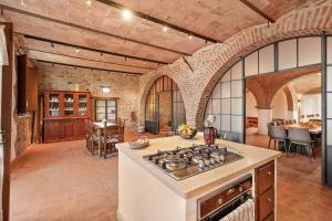 eine Küche mit einem Kochfeld im Zimmer in der Unterkunft Villa Antico Tabaccaio - Luxury Farmhouse in Umbrian Countryside in Panicale