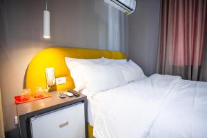 Rúm í herbergi á Double Room at The Bubbles Jacuzzi Rooms +3 myndir