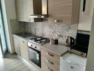 eine Küche mit Herd und Herd Oberer Backofen in der Unterkunft Appartamento di Marilù in Verbania