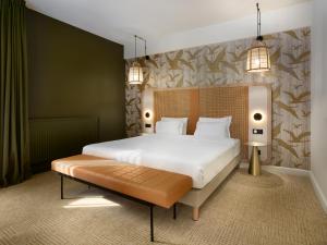 クレルモン・フェランにあるRadisson Hotel Clermont-Ferrandのベッドルーム(大きな白いベッド、ベンチ付) +149枚の写真