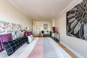 Villa Infinity Plettenberg Luxury Ocean View في بليتنبيرغ باي: غرفة معيشة مع أريكة وسجادة