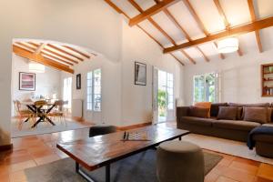 a living room with a couch and a table at Villa des Landes in Seignosse