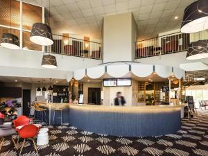 马恩河畔埃索姆Ibis Château-Thierry的大堂,餐厅,酒吧和椅子