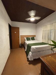 um quarto com duas camas e um ventilador de teto em Refúgio na Serra de Petrópolis simples e acolhedor em Petrópolis