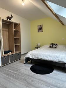 PlanchezにあるLogement Spacieux et Lumineuxのベッドルーム(ベッド1台、本棚付)