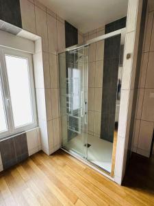 PlanchezにあるLogement Spacieux et Lumineuxの窓付きの客室で、ガラス張りのシャワーが備わります。