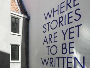 INK Hotel Amsterdam - MGallery Collection في أمستردام: لافته على جانب عماره تقول اي متاجر لم تصل بعد