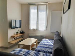 Μια τηλεόραση ή/και κέντρο ψυχαγωγίας στο Charmante échoppe Bordelaise à deux pas du centre