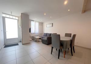 スノンにあるCharmante échoppe Bordelaise à deux pas du centreのテーブルとソファのあるリビングルーム