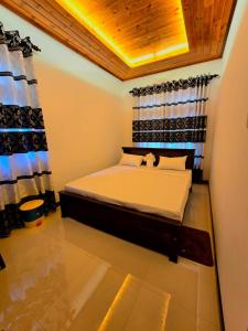 a bedroom with a large bed in a room at Forina Villa in Walliwala East