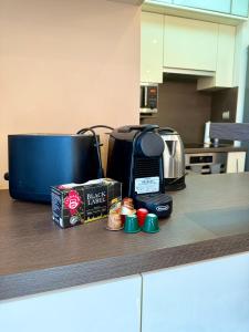 een aanrecht met een broodrooster en een doos koffie bij Local-Lux Apartman 3 szoba, privát parkoló in Kecskemét
