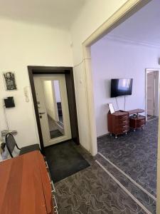 an empty room with a desk and a mirror at Трёхкомнатная квартира на Караменде-би in Balqash +4 photos