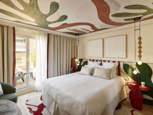 Ένα ή περισσότερα κρεβάτια σε δωμάτιο στο Grand Hôtel Roi René Aix - MGallery Collection