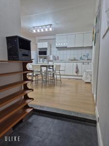 Η κουζίνα ή μικρή κουζίνα στο Stay179 Guesthouse - Female only