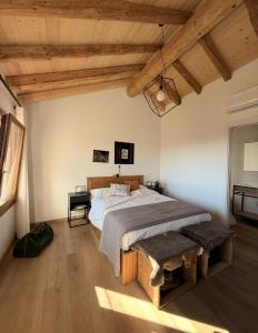 - une chambre avec un grand lit et des plafonds en bois dans l'établissement Ai Sassi Valdobbiadene, à Valdobbiadene