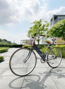 a bike with a basket parked on a sidewalk at 星動行旅 in Hsia-shih-pi