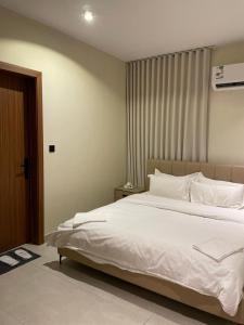 Postel nebo postele na pokoji v ubytování شقة فاخرة بغرفتين نوم وصالة