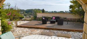 eine Sitzgruppe auf einer Holzterrasse in der Unterkunft Le Jardin de Lucette in Le Rouret