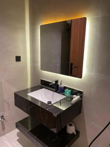 Koupelna v ubytování شقة فاخرة بغرفتين نوم وصالة